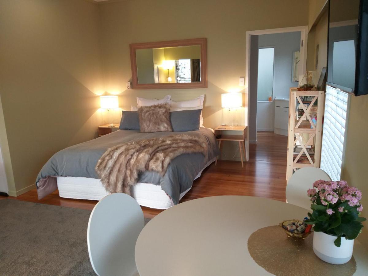 타우포 호 Charlies@Hilltop Deluxe Retreat B&B 외부 사진